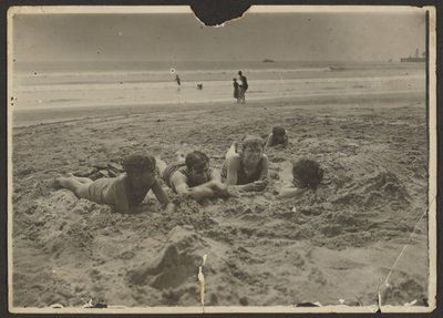 [Børn, der ligger i sandet på stranden] af Louis Fleckenstein
