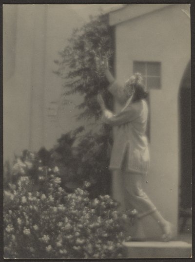 [Dancer Outside] af Louis Fleckenstein