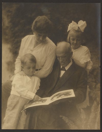 [Familieportræt med billedbog] af Louis Fleckenstein