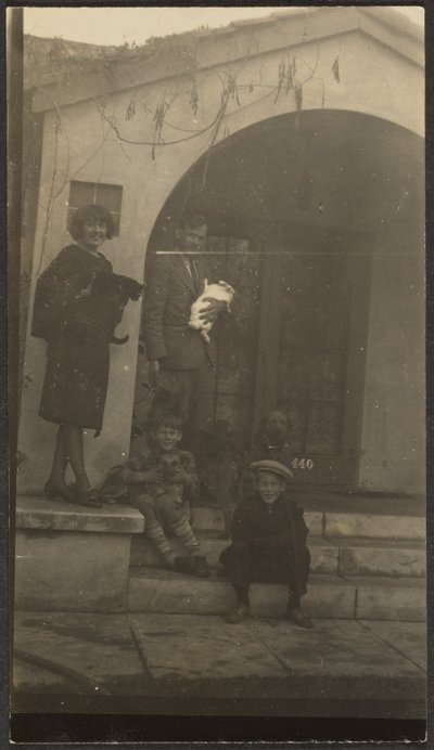 [Familie foran Fleckenstein Studio i Long Beach]. af Louis Fleckenstein