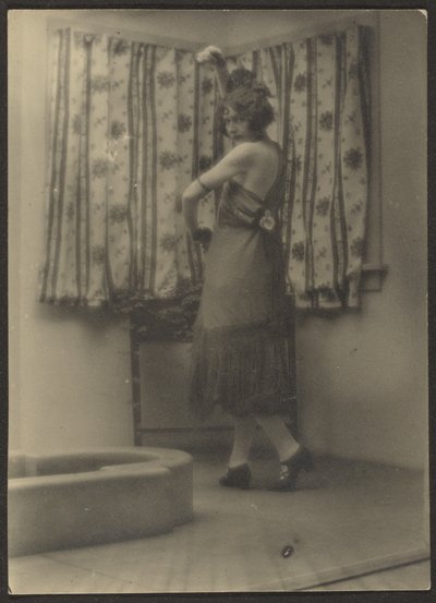 [Kvindelig danser] af Louis Fleckenstein