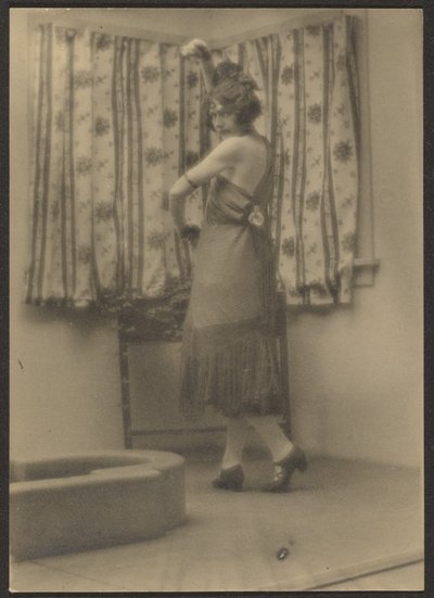 [Kvindelig danser] af Louis Fleckenstein