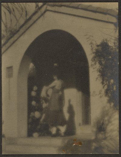[Kvindelig danser foran huset] af Louis Fleckenstein