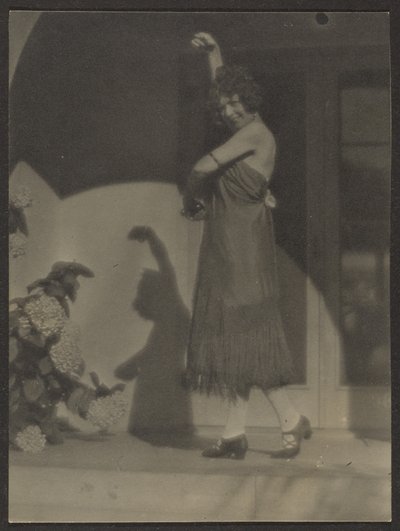 [Kvindelig danser foran huset] af Louis Fleckenstein