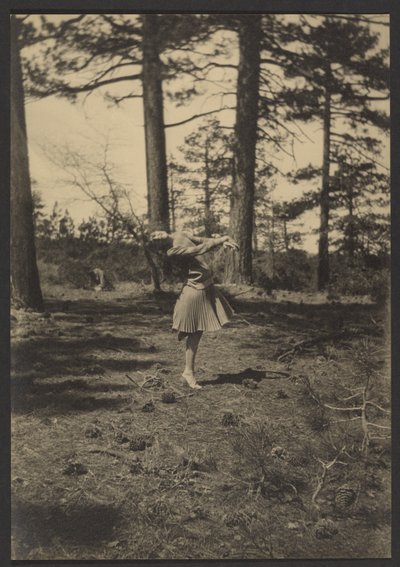 [Kvindelig danser i en fyrreskov] af Louis Fleckenstein