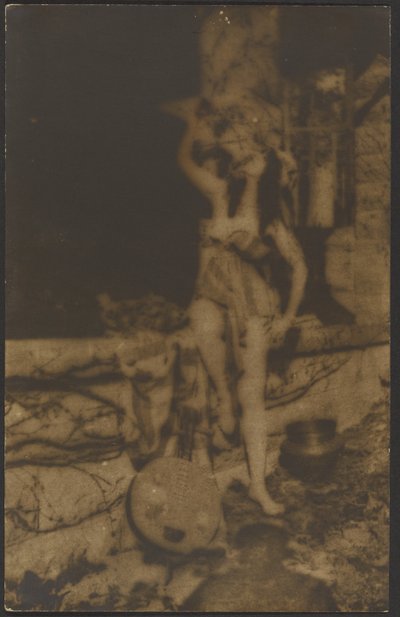 [Kvindelig danser med Yueqin] af Louis Fleckenstein