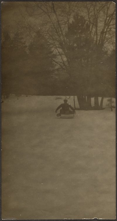 [Figur på slæde i sne]. af Louis Fleckenstein