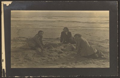 [Figurer siddende på stranden] af Louis Fleckenstein
