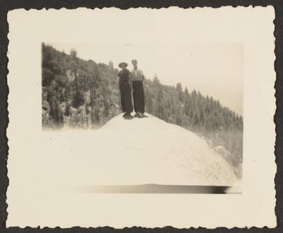 [Figurer, der står på klippen]. af Louis Fleckenstein