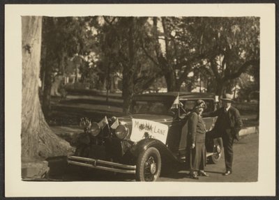 [Figurer ved en bil med flag]. af Louis Fleckenstein