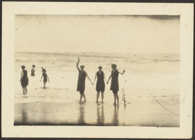 [Figurer i badetøj på stranden] af Louis Fleckenstein