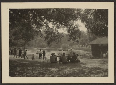 [Figurer i parken] af Louis Fleckenstein