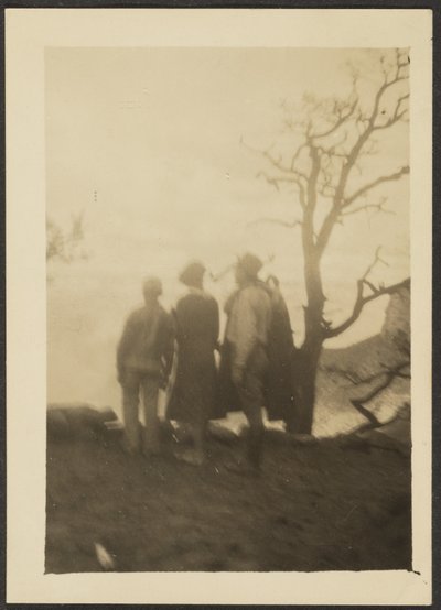 [Figurer i skygge med træ] af Louis Fleckenstein