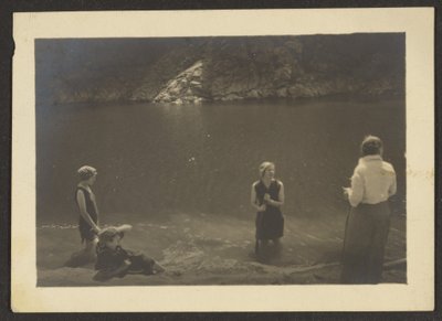 [Figurer i en sø] af Louis Fleckenstein