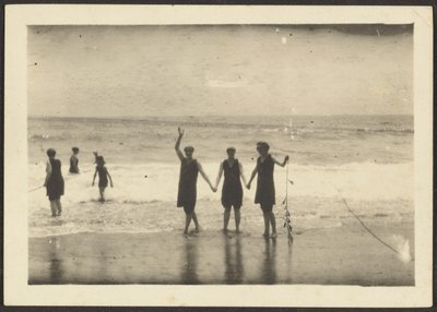 [Figurer på en strand, der holder tang]. af Louis Fleckenstein