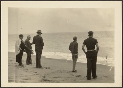 [Fleckenstein Family at the Beach] af Louis Fleckenstein