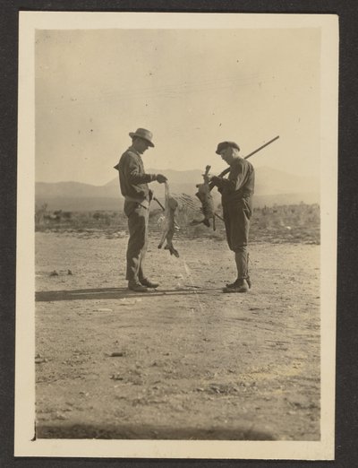 [Fleckenstein og Man Holding Guns and Dead Jackrabbits]. af Louis Fleckenstein