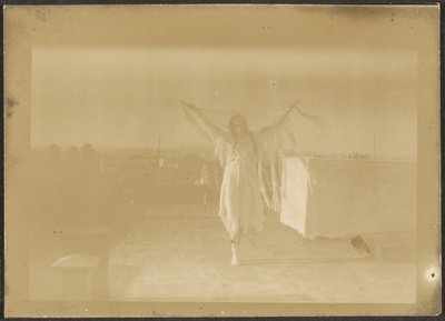 [Florence danser i indianerkostume]. af Louis Fleckenstein