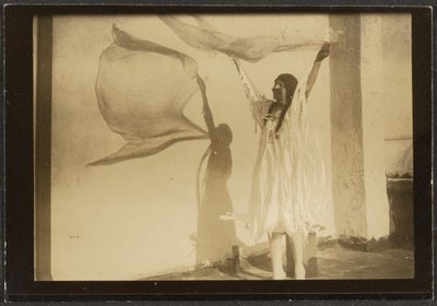 [Florence danser i indianerkostume]. af Louis Fleckenstein