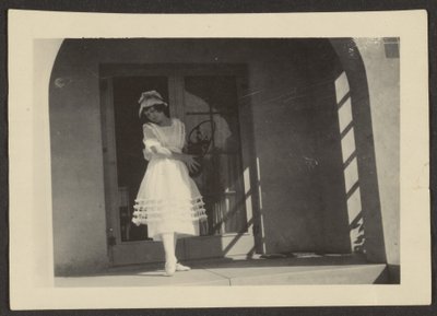 [Florence danser på verandaen] af Louis Fleckenstein