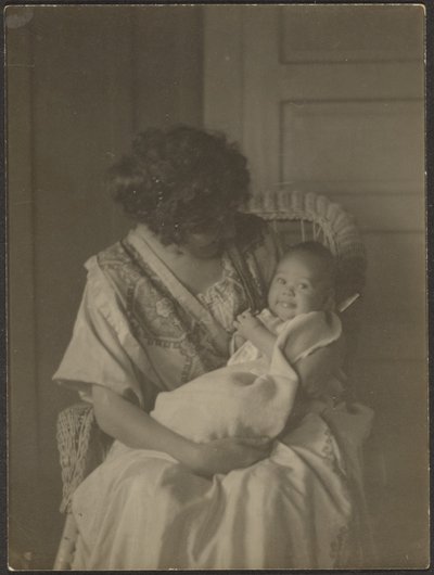 [Florence holder baby i gyngestol]. af Louis Fleckenstein