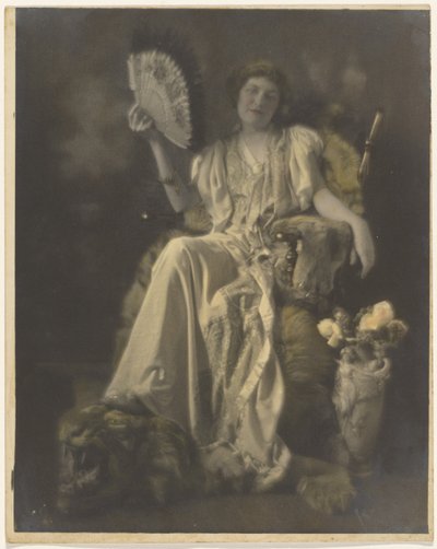 [Florence sidder i en stol med tigertæppe]. af Louis Fleckenstein