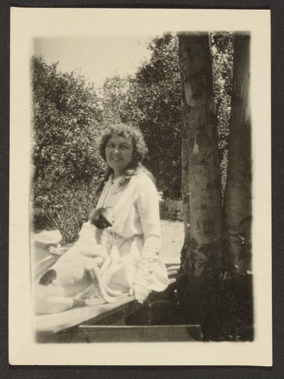 [Florence sidder med hund] af Louis Fleckenstein