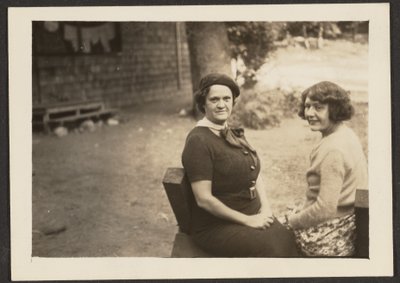 [Florence og en veninde i baghaven] af Louis Fleckenstein
