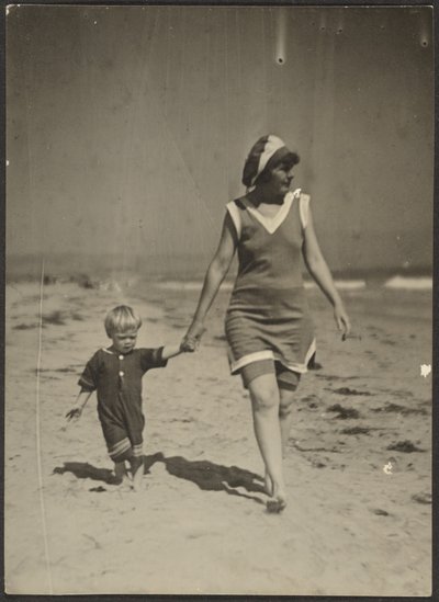 [Florence og spædbarn går på stranden]. af Louis Fleckenstein