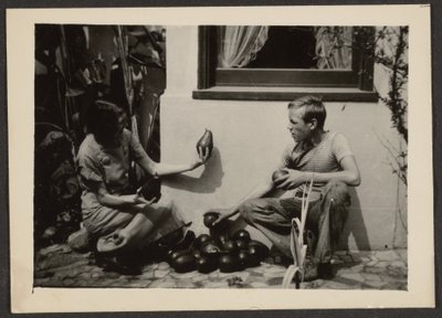 [Florence og sønnen med avacadoer]. af Louis Fleckenstein