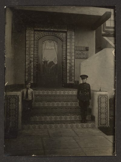 [Florences sønner uden for Fleckensteins atelier i Long Beach] af Louis Fleckenstein