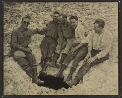 [Gruppebillede af personer siddende ved indgangen til en lodret hule, San Jacinto Peak] af Louis Fleckenstein