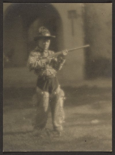 [Lille dreng i cowboytøj] af Louis Fleckenstein