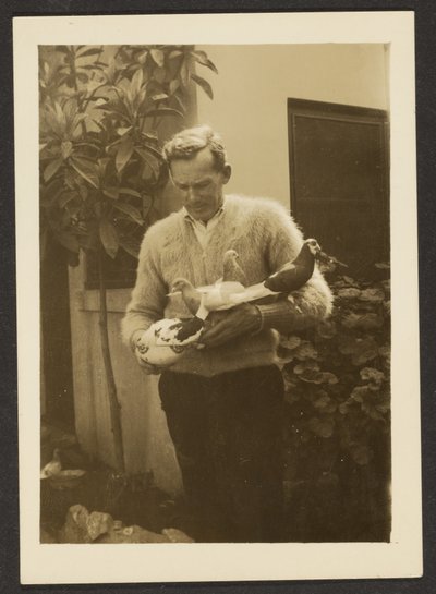 [Mand med duer] af Louis Fleckenstein