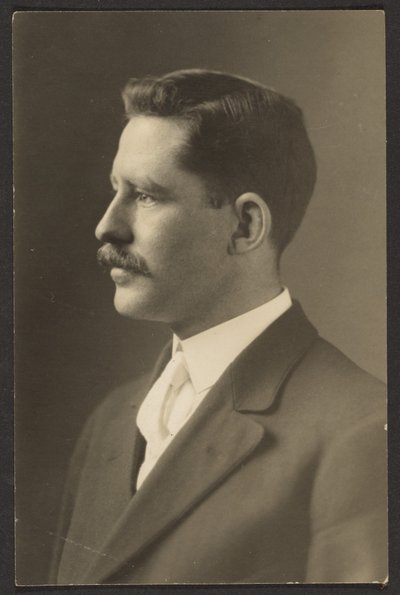 [Mand med hvidt slips] af Louis Fleckenstein