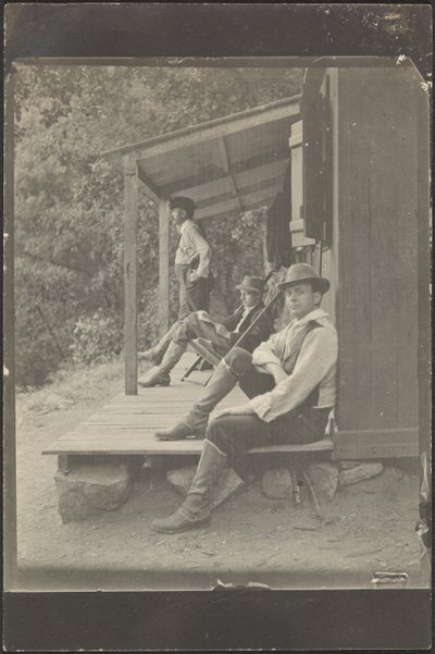 [Mænd, der sidder på en veranda] af Louis Fleckenstein