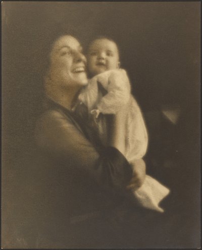 [Mor og baby i hvid kjole] af Louis Fleckenstein