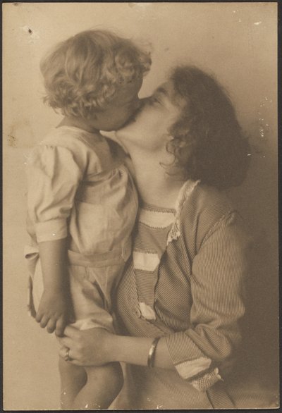 [Mor og barn kysser] af Louis Fleckenstein