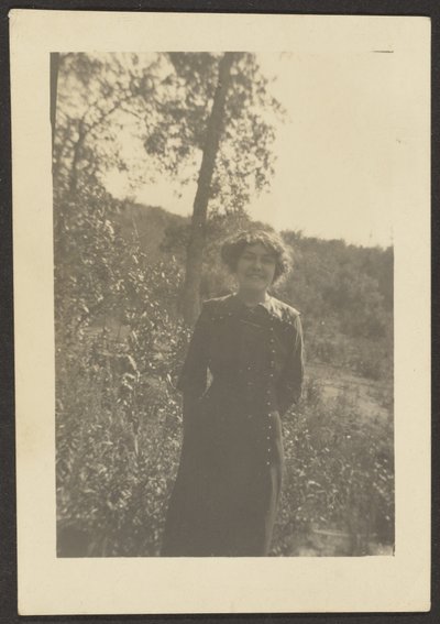[Portræt af Florence udenfor] af Louis Fleckenstein
