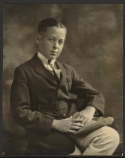 [Portræt af en dreng med kasket på knæet]. af Louis Fleckenstein