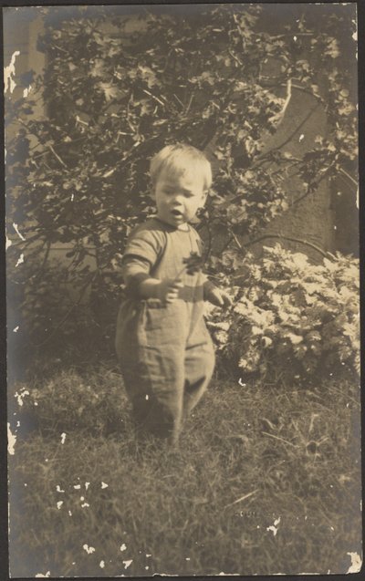 [Portræt af et barn i en have] af Louis Fleckenstein