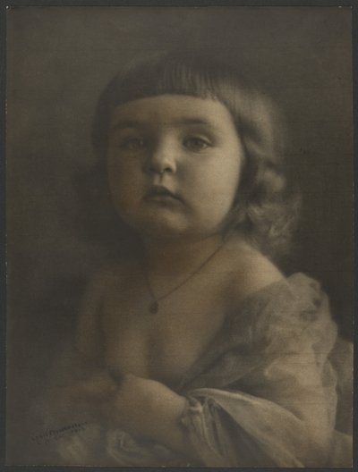 [Portræt af et barn i gaze] af Louis Fleckenstein