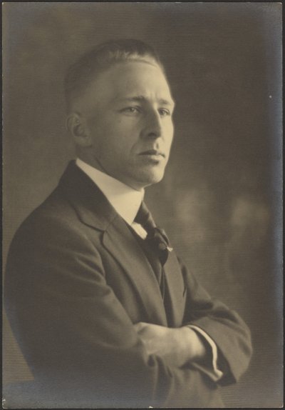 [Portræt af en mand med korslagte arme]. af Louis Fleckenstein