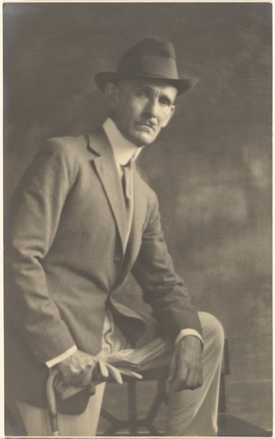 [Portræt af en mand med stok og handsker]. af Louis Fleckenstein