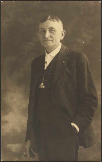 [Portræt af en mand med udsmykket urremme]. af Louis Fleckenstein