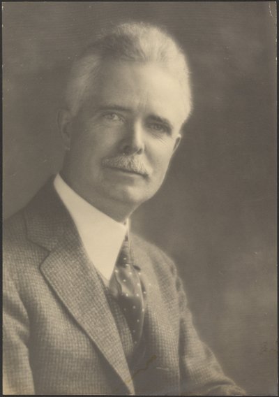 [Portræt af en mand med plettet slips]. af Louis Fleckenstein