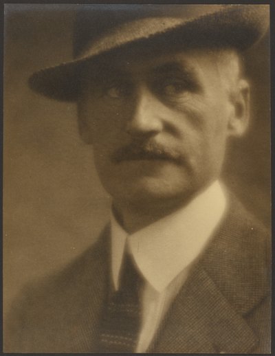 [Portræt af en mand med stråhat]. af Louis Fleckenstein