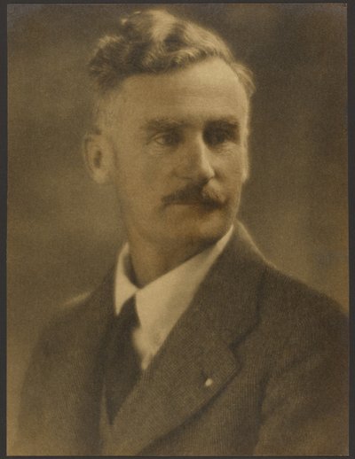 [Portræt af en mand med hvid reversnål]. af Louis Fleckenstein