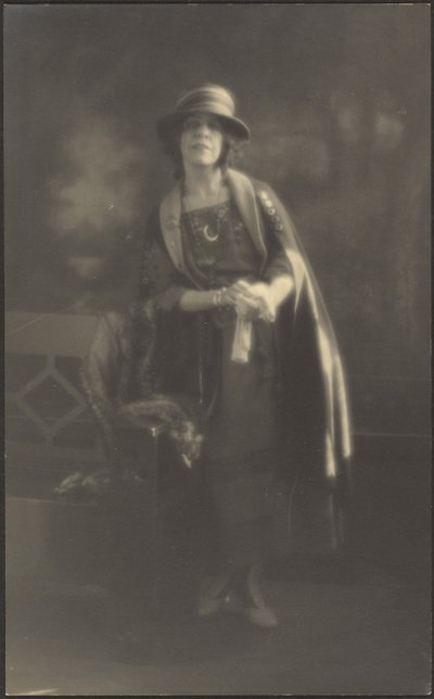 [Portræt af en kvinde, der læner sig op ad en bænk]. af Louis Fleckenstein