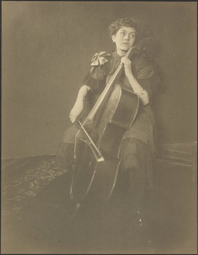 [Portræt af en kvinde, der spiller cello]. af Louis Fleckenstein